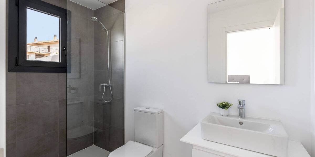 Badezimmer en Suite mit ebenerdiger Dusche
