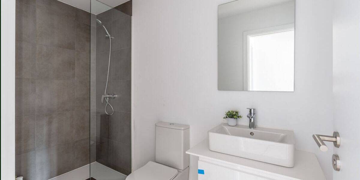 Hochwertige Armaturen und ebenerdige Dusche