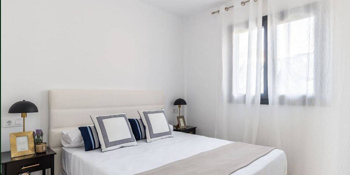 Doppelbett und Einbauschränke im Schlafzimmer für höchsten Komfort